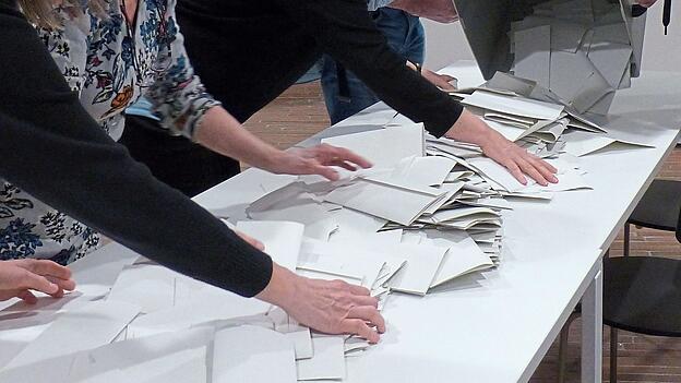 Wahlhelfer arbeiten ehrenamtlich. Die Wahlbeobachter stellen sicher, dass die Auszählung richtig läuft. Wahlhelfer arbeiten ehrenamtlich. Die Wahlbeobachter stellen sicher, dass die Auszählung richtig läuft.