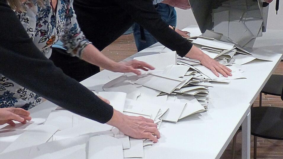 Wahlhelfer arbeiten ehrenamtlich. Die Wahlbeobachter stellen sicher, dass die Ausz&auml;hlung richtig l&auml;uft.