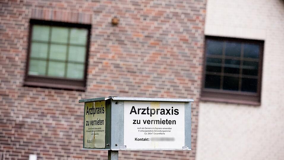 Viele Hausärzte haben ein Alter erreicht, indem es Zeit ist, den Kittel an den Nagel zu hängen. Nachfolger für die Praxen finden sich aber immer seltener.