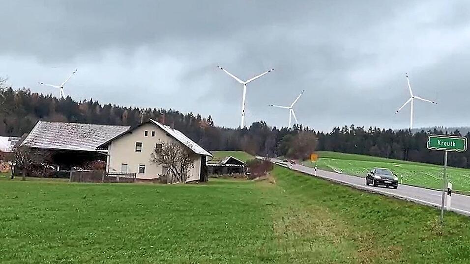 So könnten vier der elf geplanten Windräder oberhalb des Ortsteils Kreuth aussehen. So könnten vier der elf geplanten Windräder oberhalb des Ortsteils Kreuth aussehen.