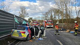 Bei einem Verkehrsunfall mit drei Fahrzeugen, darunter ein Polizeiauto, sind vier Menschen verletzt worden. Bei einem Verkehrsunfall mit drei Fahrzeugen, darunter ein Polizeiauto, sind vier Menschen verletzt worden.