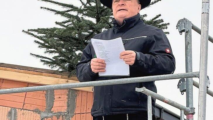 Zimmermeister Hofbauer senior bei seinem Richtspruch.