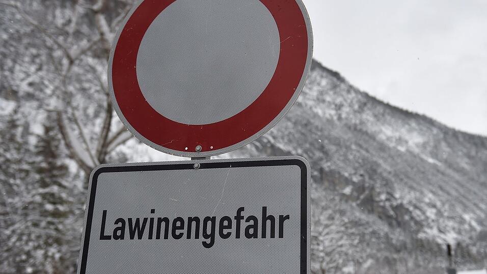 Ein Schild warnt vor Lawinengefahr. (Symbolbild)