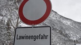 Ein Schild warnt vor Lawinengefahr. (Symbolbild)