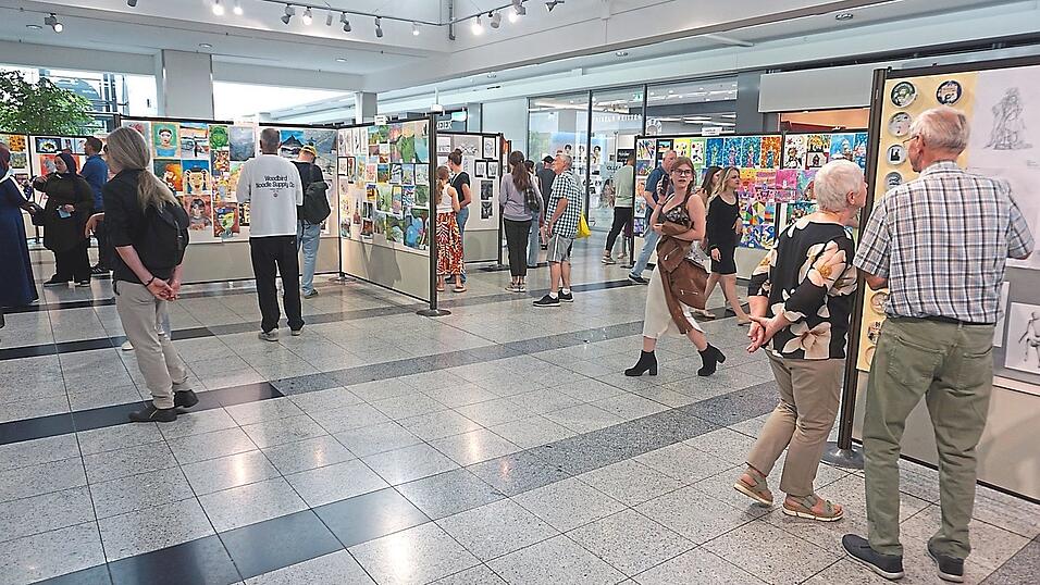 Besucher werfen einen Blick in die Ausstellung. Bis zum 4. Juli sind 1.100 Werke zu sehen. Besucher werfen einen Blick in die Ausstellung. Bis zum 4. Juli sind 1.100 Werke zu sehen.