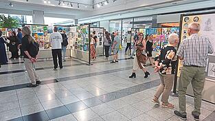Besucher werfen einen Blick in die Ausstellung. Bis zum 4. Juli sind 1.100 Werke zu sehen. Besucher werfen einen Blick in die Ausstellung. Bis zum 4. Juli sind 1.100 Werke zu sehen.