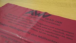Bisher sind die Beistell-Abfallsäcke des AWV Isar-Inn rot. Das ändert sich. Bisher sind die Beistell-Abfallsäcke des AWV Isar-Inn rot. Das ändert sich.