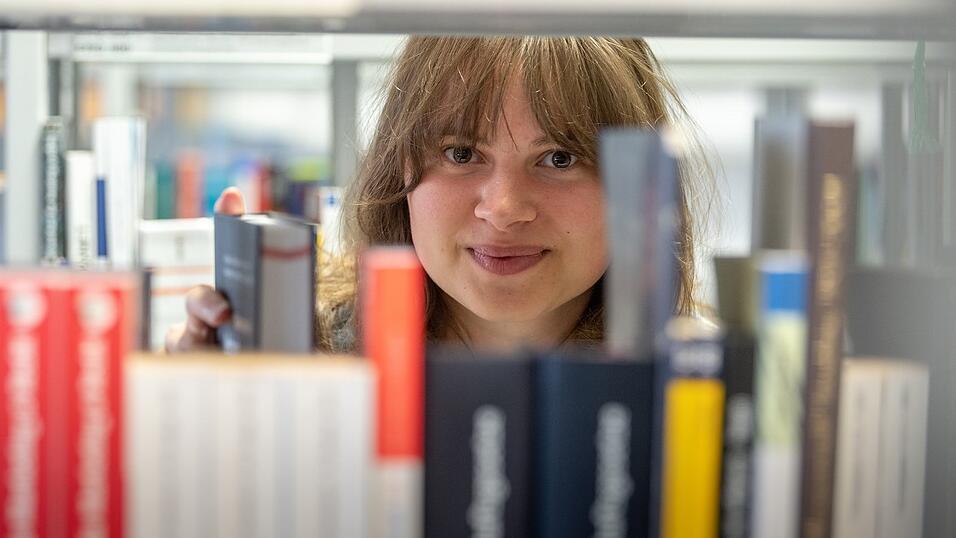 Masterstudentin und Sprecherin der Fachschaft Johann Graf findet, dass das online Studieren sehr gut klappt. Nur die sozialen Kontakte und der normale Studentenalltag fehlen ihr. Masterstudentin und Sprecherin der Fachschaft Johann Graf findet, dass das online Studieren sehr gut klappt. Nur die sozialen Kontakte und der normale Studentenalltag fehlen ihr.