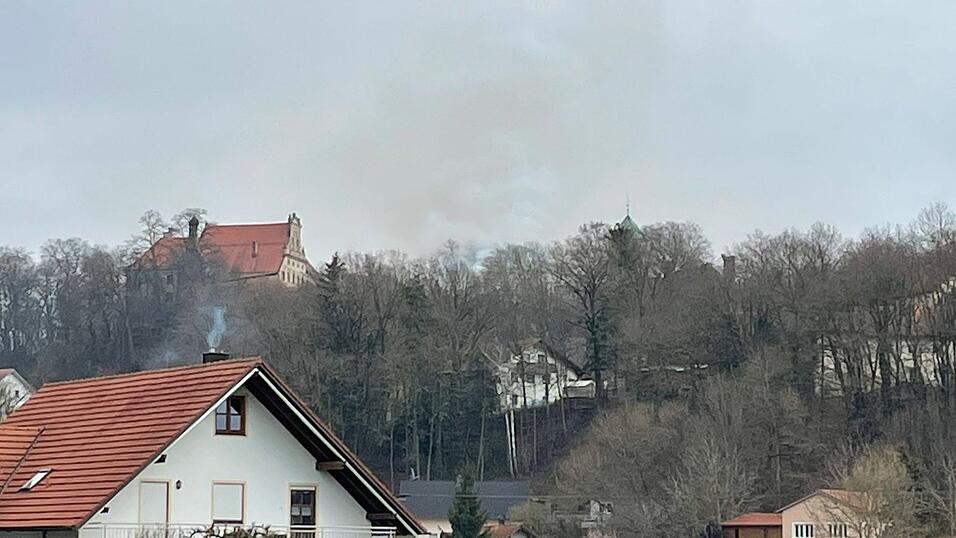 Am Freitagmittag brannte es im Schloss Oberköllnbach in Postau (Landkreis Landshut).