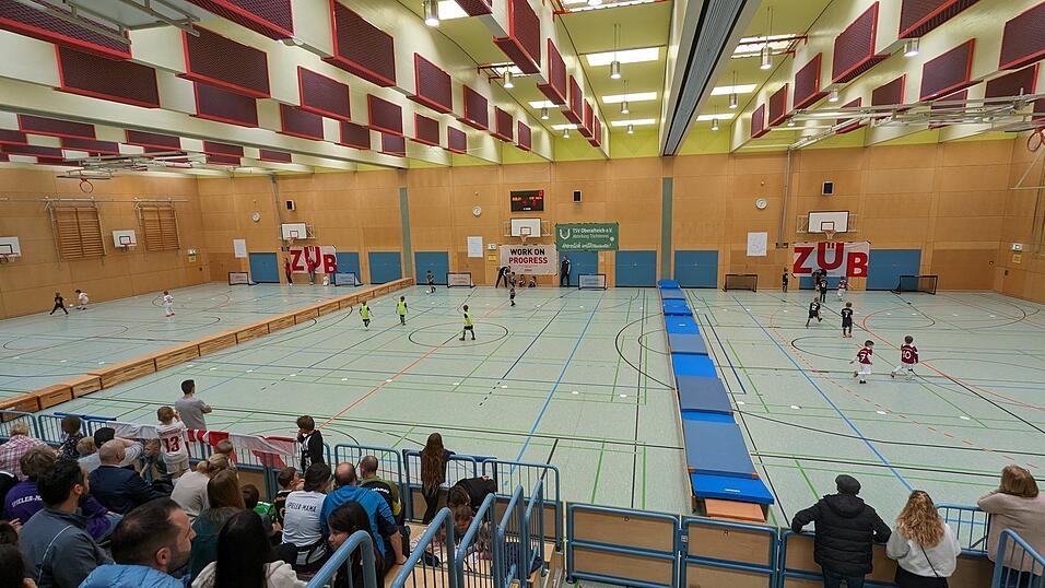 In der Dreifachturnhalle wurde auf drei Spielfeldern parallel gespielt. In der Dreifachturnhalle wurde auf drei Spielfeldern parallel gespielt.