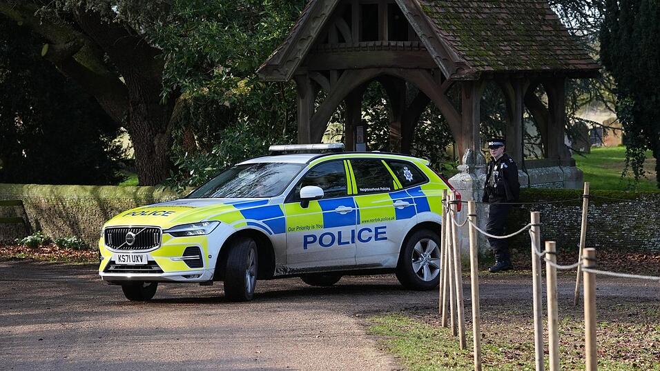 Die Polizei führt ihre Ermittlungen gegen Andrew fort. Die Polizei führt ihre Ermittlungen gegen Andrew fort.