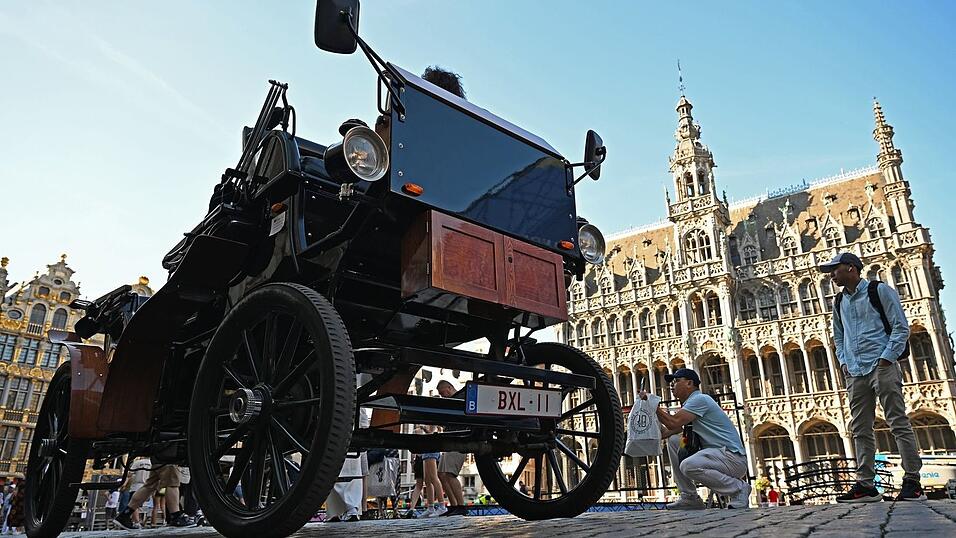 Eine E-Kutsche steht auf dem Grand-Place/Grote Markt im Zentrum von Brüssel. Eine E-Kutsche steht auf dem Grand-Place/Grote Markt im Zentrum von Brüssel.