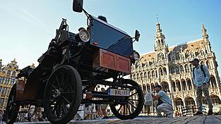 Eine E-Kutsche steht auf dem Grand-Place/Grote Markt im Zentrum von Brüssel. Eine E-Kutsche steht auf dem Grand-Place/Grote Markt im Zentrum von Brüssel.