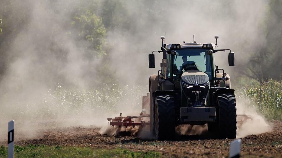 Ein Traktor ist bei einem Ausweichman&ouml;ver umgekippt und sein Fahrer leicht verletzt worden. (Symbolbild)