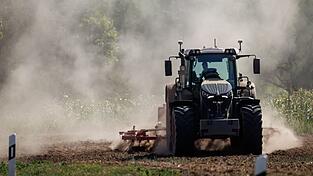 Ein Traktor ist bei einem Ausweichmanöver umgekippt und sein Fahrer leicht verletzt worden. (Symbolbild) Ein Traktor ist bei einem Ausweichmanöver umgekippt und sein Fahrer leicht verletzt worden. (Symbolbild)