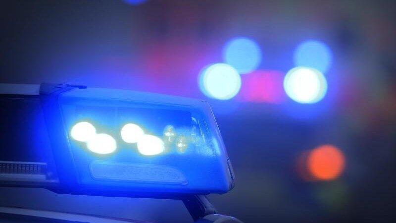 Ein Blaulicht leuchtet auf dem Dach eines Polizeifahrzeugs. Ein Blaulicht leuchtet auf dem Dach eines Polizeifahrzeugs.