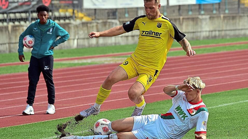 Viele Zweikämpfe in einem intensiven Match gab es im Rosenaustadion. In dieser Szene fährt Augsburgs Felix Meiser Vilzings Jonas Goß in die Parade. Viele Zweikämpfe in einem intensiven Match gab es im Rosenaustadion. In dieser Szene fährt Augsburgs Felix Meiser Vilzings Jonas Goß in die Parade.