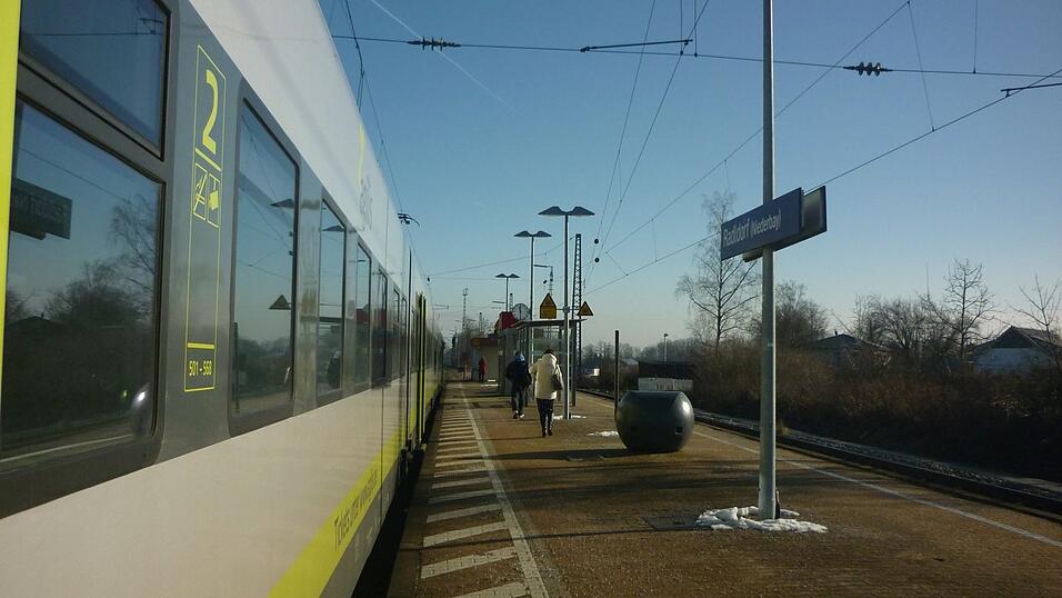 Der Bahnsteig in Radldorf ist zu niedrig - noch.
