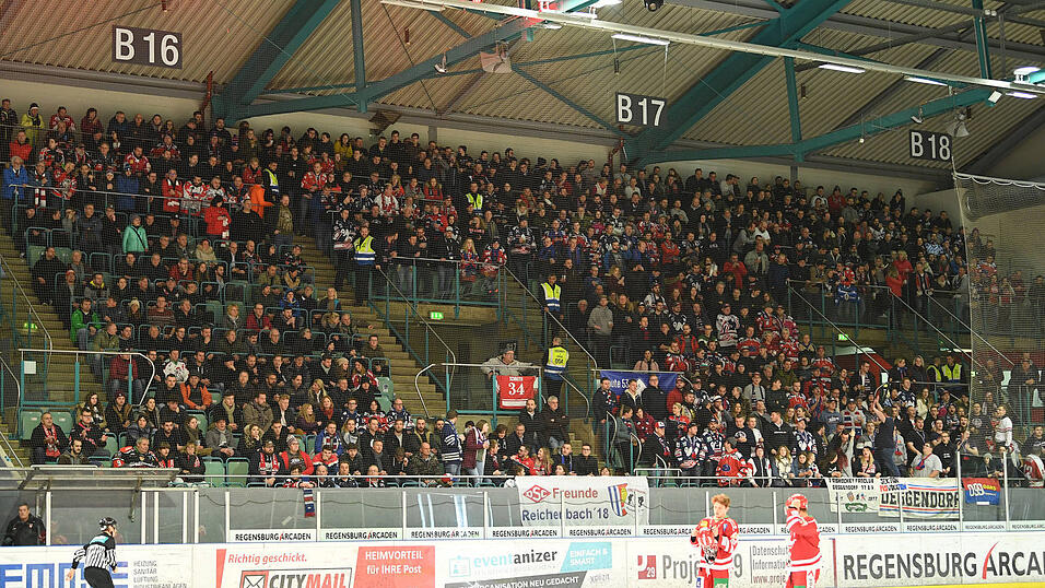 Der Deggendorfer SC hat das ostbayerische Derby bei den Eisbären Regensburg gewonnen. Der Deggendorfer SC hat das ostbayerische Derby bei den Eisbären Regensburg gewonnen.