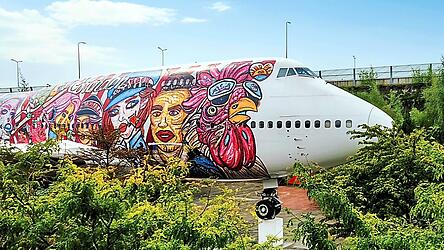 Ungewöhnlicher Blickfang: eine zum Kunstwerk stilisierte Boeing 747 in Amsterdam