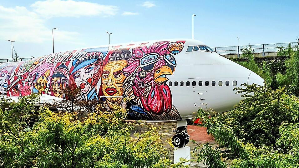 Ungewöhnlicher Blickfang: eine zum Kunstwerk stilisierte Boeing 747 in Amsterdam Ungewöhnlicher Blickfang: eine zum Kunstwerk stilisierte Boeing 747 in Amsterdam