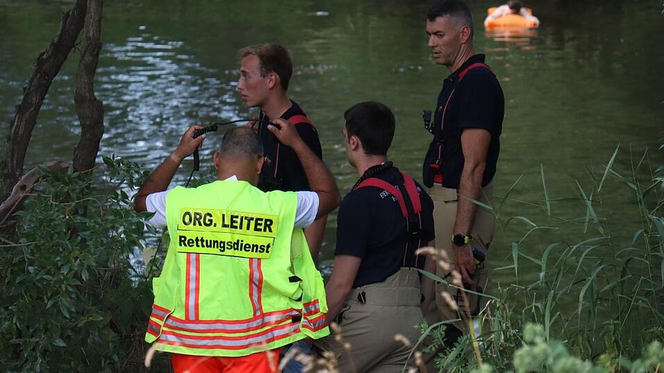 Polizei und Einsatzkräfte waren an der Rettungsaktion für den 27-Jährigen im Neckar beteiligt. Polizei und Einsatzkräfte waren an der Rettungsaktion für den 27-Jährigen im Neckar beteiligt.