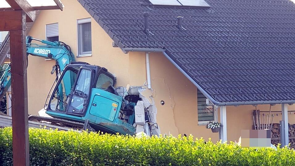 In Passau ist am Montag ein Bagger samt Anhänger in ein Wohnhaus gestürzt. In Passau ist am Montag ein Bagger samt Anhänger in ein Wohnhaus gestürzt.