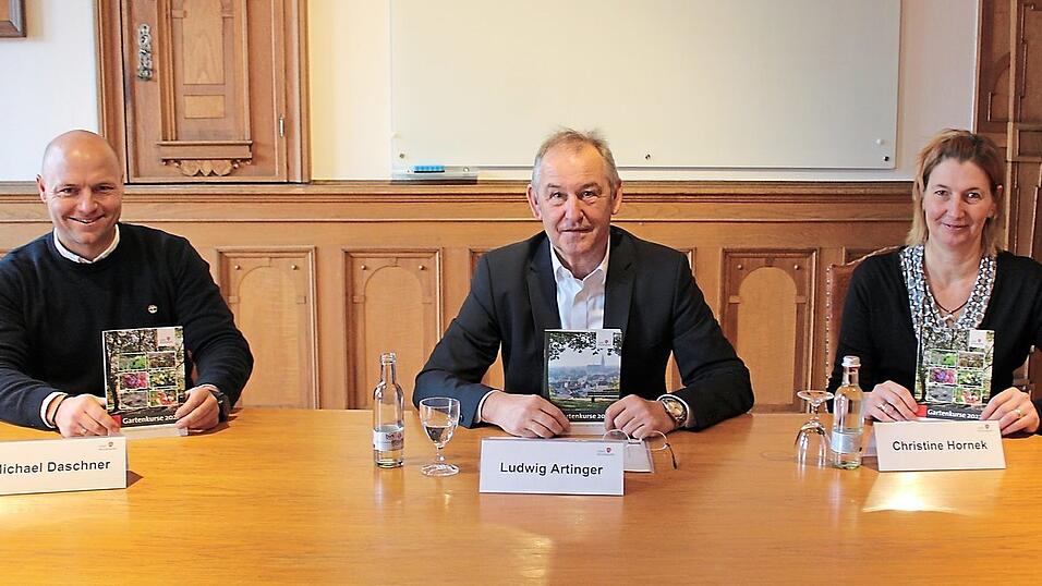 Michael Daschner, Ludwig Artinger und Christine Hornek (von links) stellten das Programm der Gartenkurse für dieses Jahr vor.
