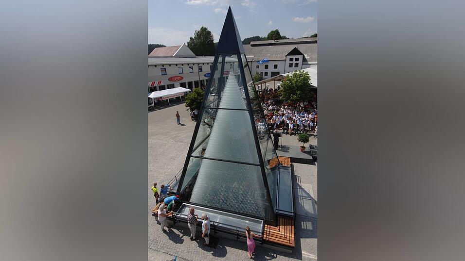 Über acht Meter hoch und bestehend aus 65 Ebenen: die Kristallglas-Pyramide in Zwiesel. Über acht Meter hoch und bestehend aus 65 Ebenen: die Kristallglas-Pyramide in Zwiesel.