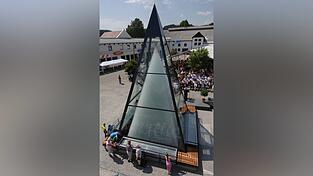 Über acht Meter hoch und bestehend aus 65 Ebenen: die Kristallglas-Pyramide in Zwiesel. Über acht Meter hoch und bestehend aus 65 Ebenen: die Kristallglas-Pyramide in Zwiesel.