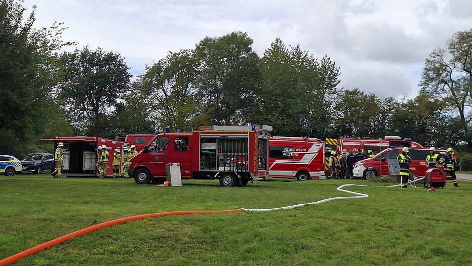 Zahlreiche Feuerwehren sind vor Ort. Zahlreiche Feuerwehren sind vor Ort.