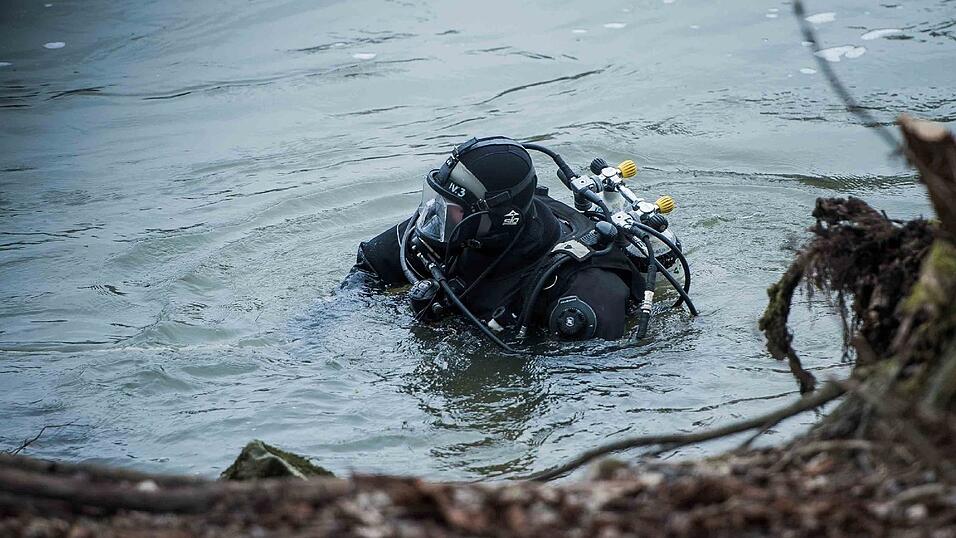 Polizeitaucher suchen am Freitagvormittag in der Donau nach der seit Sonntag vermissten Malina Klaar. An dieser Stelle hatten die Leichenspürhunde am Donnerstag angeschlagen. Polizeitaucher suchen am Freitagvormittag in der Donau nach der seit Sonntag vermissten Malina Klaar. An dieser Stelle hatten die Leichenspürhunde am Donnerstag angeschlagen.