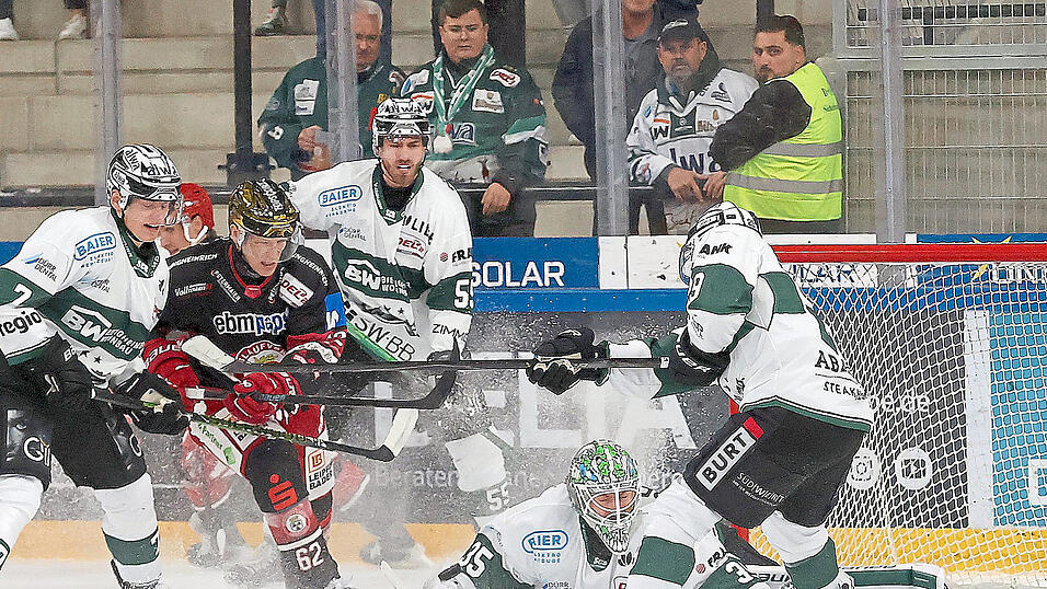 Allein unter Schwaben: EVL-Goldhelm Tor Immo schenkte dem Ex-Landshuter Olafr Schmidt im Steelers-Kasten bereits in der 9. Spielminute das 2:0 ein. Für Zählbares reichte es dennoch nicht. Allein unter Schwaben: EVL-Goldhelm Tor Immo schenkte dem Ex-Landshuter Olafr Schmidt im Steelers-Kasten bereits in der 9. Spielminute das 2:0 ein. Für Zählbares reichte es dennoch nicht.