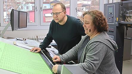 Rodings Wahlleiter Josef Köppl und Barbara Bucher von der Druckerei Vögel prüfen einen der ersten Ausdrucke der Stimmzettel für den Stadtrat. Besonderes Augenmerk liegt auf der Lesbarkeit der Barcodes vor jedem Kandidaten, was am Wahlabend die Auszählung erleichtert. Rodings Wahlleiter Josef Köppl und Barbara Bucher von der Druckerei Vögel prüfen einen der ersten Ausdrucke der Stimmzettel für den Stadtrat. Besonderes Augenmerk liegt auf der Lesbarkeit der Barcodes vor jedem Kandidaten, was am Wahlabend die Auszählung erleichtert.