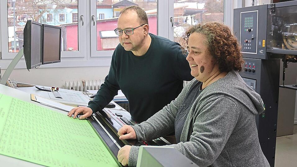 Rodings Wahlleiter Josef K&ouml;ppl und Barbara Bucher von der Druckerei V&ouml;gel pr&uuml;fen einen der ersten Ausdrucke der Stimmzettel f&uuml;r den Stadtrat. Besonderes Augenmerk liegt auf der Lesbarkeit der Barcodes vor jedem Kandidaten, was am Wahlabend die Ausz&auml;hlung erleichtert.