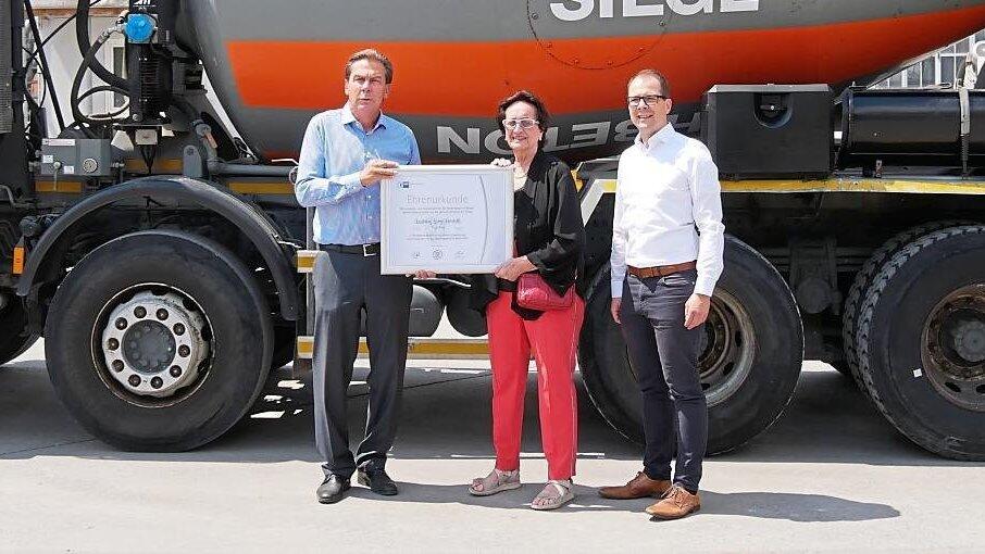 IHK-Vizepr&auml;sident Hans Graf, Inge Siegl und IHK-Regionalbetreuer Marc-Andr&eacute; Alram bei der &Uuml;bergabe der Ehrenurkunde.