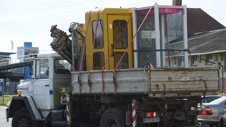 Der Abbau läuft schon seit langem: Hier werden in Sassnitz (Mecklenburg-Vorpommern) im Jahr 2010 zwei Telefonhäuschen zur Entsorgung abtransportiert. (Archivbild)