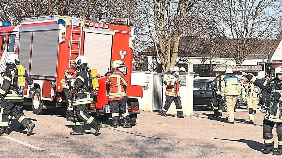 Die Feuerwehr war mit einem Gro&szlig;aufgebot im Einsatz. Atemschutzger&auml;tetr&auml;ger l&ouml;schten das Feuer in der Produktionshalle.