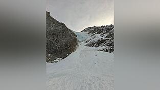 Die Urlauber sind beim Aufstieg zur mehr als 3.500 Meter hohen Vertainspitze von der Schneelawine erfasst worden.