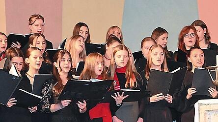 Der Gro&szlig;e Chor des Gabelsberger-Gymnasiums f&uuml;llte beim Konzert den Altarraum und beeindruckte mit seiner Stimmengewalt.