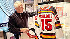 Ein Erinnerungsstück aus dem eigenen „Eishockey-Museum“: Alois Schloder präsentiert voller Stolz sein Original-Nationaltrikot von den Olympischen Winterspielen 1976 in Innsbruck. Ein Erinnerungsstück aus dem eigenen „Eishockey-Museum“: Alois Schloder präsentiert voller Stolz sein Original-Nationaltrikot von den Olympischen Winterspielen 1976 in Innsbruck.