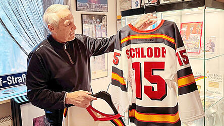 Ein Erinnerungsst&uuml;ck aus dem eigenen &bdquo;Eishockey-Museum&ldquo;: Alois Schloder pr&auml;sentiert voller Stolz sein Original-Nationaltrikot von den Olympischen Winterspielen 1976 in Innsbruck.