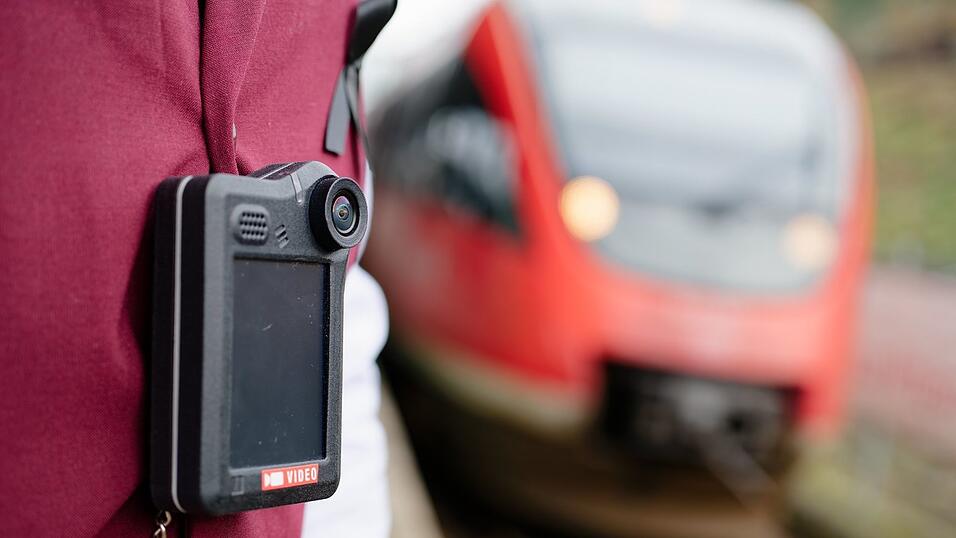 Nach dem Angriff klagte der Zugbegleiter der Polizei zufolge &uuml;ber Schmerzen, stand unter Schock und musste seinen Dienst vorzeitig beenden. (Symbolbild)