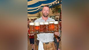 Gefragtes Kaltgetr&auml;nk in allen Zelten: die Ma&szlig; Bier.