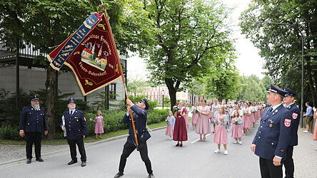 Fähnrich Thomas Sellmaier vom Festvereins schwang die gesegnete Feuerwehrfahne zum Festzelt. Fähnrich Thomas Sellmaier vom Festvereins schwang die gesegnete Feuerwehrfahne zum Festzelt.