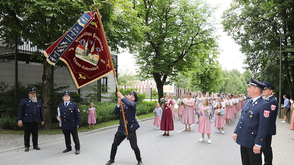 Fähnrich Thomas Sellmaier vom Festvereins schwang die gesegnete Feuerwehrfahne zum Festzelt. Fähnrich Thomas Sellmaier vom Festvereins schwang die gesegnete Feuerwehrfahne zum Festzelt.