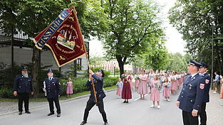 Fähnrich Thomas Sellmaier vom Festvereins schwang die gesegnete Feuerwehrfahne zum Festzelt. Fähnrich Thomas Sellmaier vom Festvereins schwang die gesegnete Feuerwehrfahne zum Festzelt.