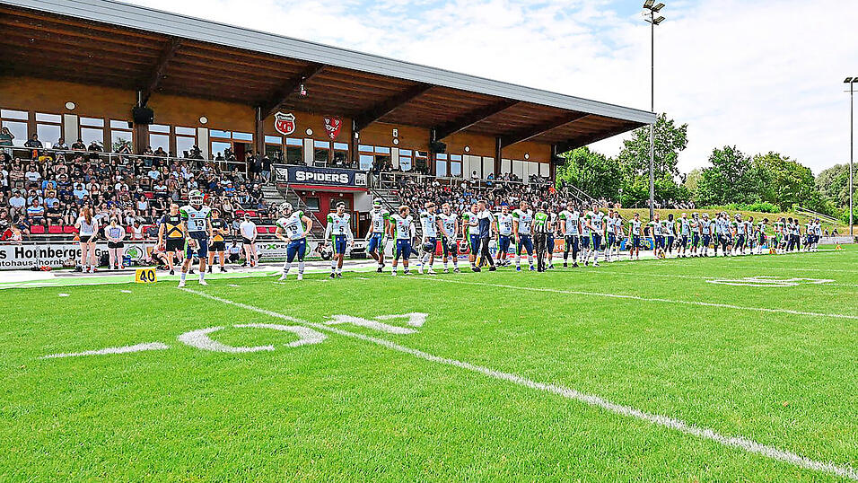 Mit den Fans im R&uuml;cken wollen die Straubing Spiders das Spiel gegen den deutschen Meister Schw&auml;bisch Hall rocken. Erstmals als Quarterback wird Alex Biebl f&uuml;r die G&auml;ubodenst&auml;dter aufs Feld laufen. F&uuml;r neuen Schwung in der Offense soll auch Michael Breuler bei seinem Heimdeb&uuml;t sorgen.