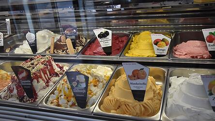 Bereits im Fr&uuml;hjahr laden die Eistheken der Mainburger Eisdielen mit knalligen Farben ein.