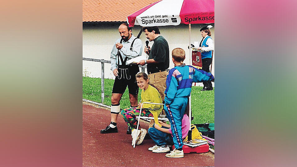 Karl Fuß beim Interview mit der Leichtathletiklegende im Sportzentrum Igeltal während des Benefizkicks Karl Fuß beim Interview mit der Leichtathletiklegende im Sportzentrum Igeltal während des Benefizkicks